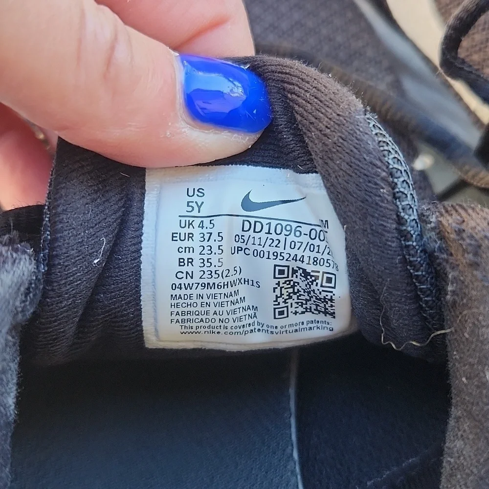 Nike black sneakers